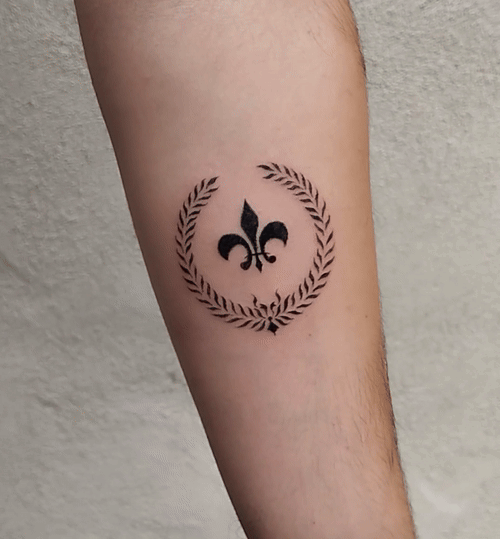 Tatouage floral fleur Lys noire Black Tattoo cristoeuf annecy