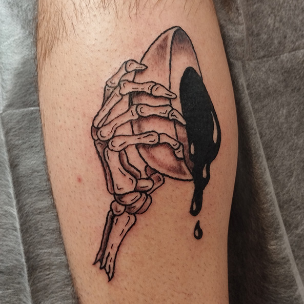 Tatouage main squelette et oeuf dark Tattoo cristoeuf annecy