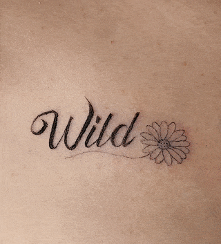 Tatouage fin fleur et ecriture Wild annecy cristoeuf