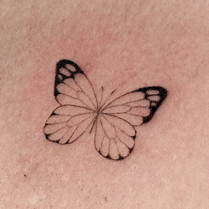 Tatoueur Annecy trait fin ligne fine pas cher