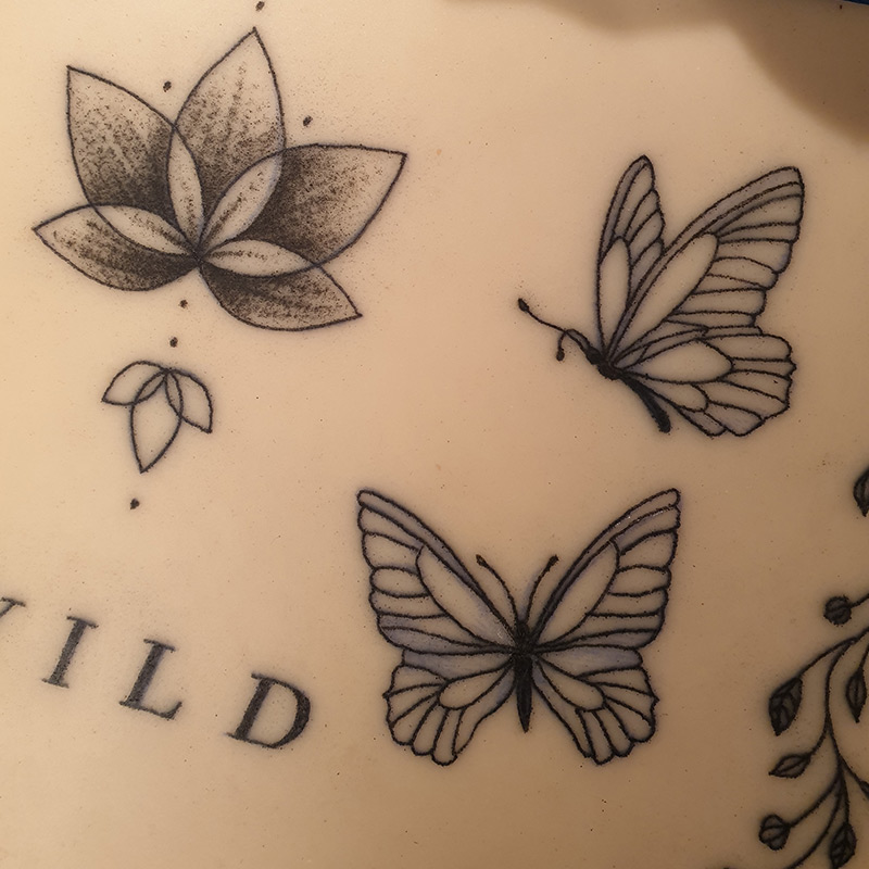 Tatoueur floral fin annecy