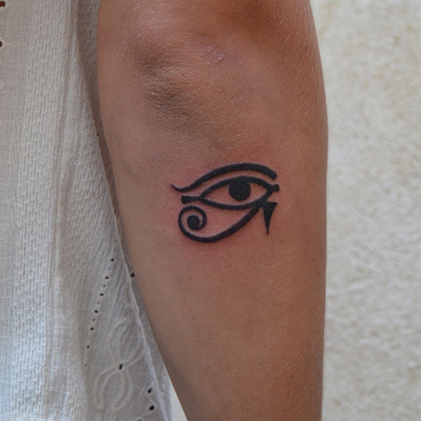 tattoo oeil egyptien Horus annecy cristoeuf